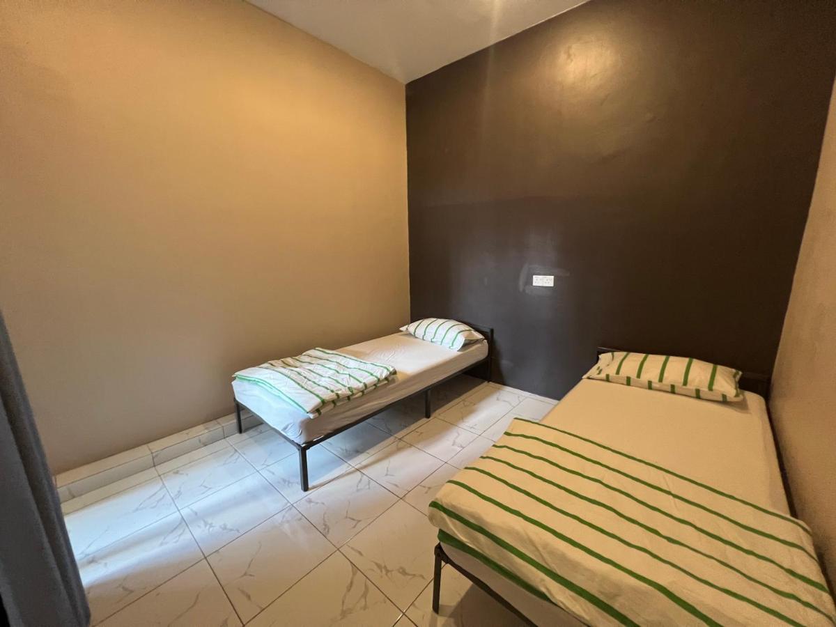 Theatbas Homestay 17 In Seri Iskandar Perak 3 Bedroom Bota 外观 照片